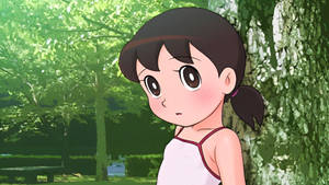深色頭髮和大眼睛的動漫女孩站在陽光明媚的綠色公園裡。 — 動漫女孩 壁紙