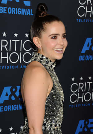 身穿閃亮銀色禮服的女性在 Critics' Choice Television Awards 上微笑。 — 瑪麗蓮·夢露 壁紙