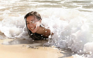 女人笑著，海浪在她臉上破碎，沙灘上。 — 女孩 壁紙
