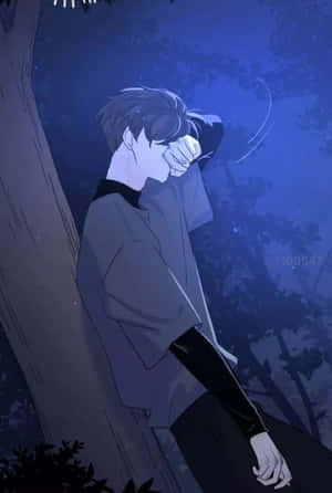 年輕動漫男孩在夜晚靠著樹用手遮住臉