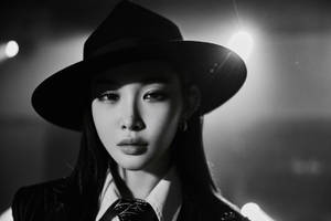戴寬邊帽的女性，在黑白工作室燈光下帶著強烈的凝視。 — 成振宇 壁紙
