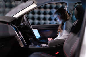 女性在現代汽車內使用手提電腦工作（夜間） — 酷車 壁紙