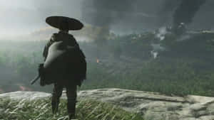 武士戰士俯瞰森林山谷，遠處有煙霧升起。 — 對馬戰鬼 GIF 壁紙