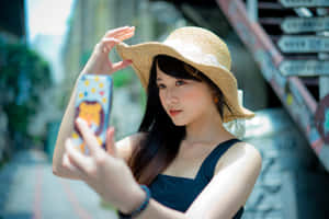 戴草帽的年輕女性在街上自拍 — 夏日氣息 壁紙