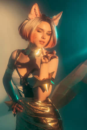 戴著貓耳和發光星星配飾的cosplayer，穿著金屬金色和藍綠色服裝。 — Vivo Pad SE 壁紙