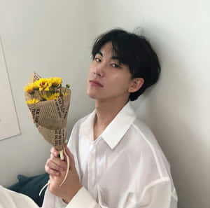 一位手持花束的男子 — 美學男孩 壁紙