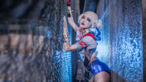 哈莉·奎茵cosplayer在夜晚霓虹燈照亮的後巷中，以鐵絲網圍欄為背景擺姿勢。 — 哈莉·奎茵 壁紙