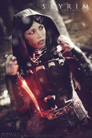 扮演天際戰士的cosplayer，眼睛發出紅光，手持血刃，身處黑暗森林。 — Huawei Pura X 壁紙