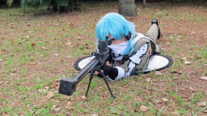 藍髮戴面具的角色扮演者在草地公園瞄準步槍 — 刀劍神域 GIF 壁紙