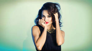 一位深色頭髮、塗著紅色口紅的女性，雙手靠近臉部擺姿勢。 — 女孩 壁紙