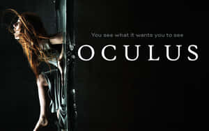 紅髮女性在黑暗房間中透過鏡子觀看，帶有「Oculus」文字。 — 恐怖電影 壁紙