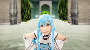 動漫風格的角色扮演者，藍色頭髮和精靈耳朵，身穿白色服裝，靠近石拱門。 — 刀劍神域 GIF 壁紙