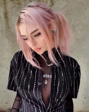 粉紅髮年輕女性穿黑色條紋襯衫靠混凝土牆
