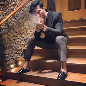 穿西裝男士在木樓梯上吸煙，背景為石牆。 — 吸煙 壁紙