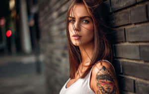 有紋身肩膀的女性在都市環境中靠著磚牆。 — 萬聖節恐怖 壁紙
