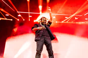 說唱歌手在紅色燈光和煙霧中在舞台上表演 — Lil durk GIF 壁紙