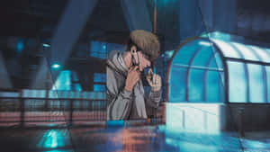 穿著連帽衫的動漫男孩在雨夜霓虹城市中拿著手機和香煙。