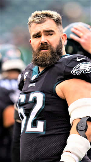 留鬍鬚的NFL美式足球員在球場上身穿老鷹隊52號球衣 — 費城老鷹 壁紙