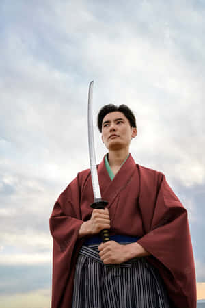 年輕武士身穿紅色和服，在陰天下手持武士刀 — Vivo Pad SE 壁紙