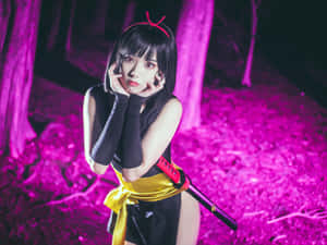 一位穿著忍者服裝的女性在夜晚被紫色照亮的森林中手持劍。 — 幽遊白書 GIF 壁紙