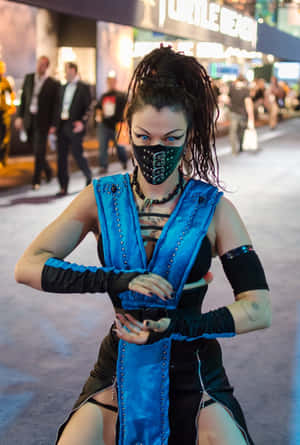 穿著藍黑色Mortal Kombat服裝的角色扮演者在會議上 — 真人快打11 壁紙