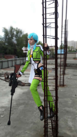 穿著綠色和白色服裝的角色扮演者在城市環境中手持道具步槍爬上金屬梯子。 — 刀劍神域 GIF 壁紙