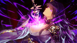 紫髮動漫戰士女神在魔法能量中揮舞發光的劍。 — 原神 壁紙