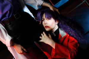 cosplayer在霓虹燈下擺出戲劇性姿勢，紫髮紅褸。 — 角落生物 壁紙