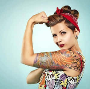 女性彎曲紋身手臂，戴紅色頭巾，穿普普藝術連衣裙 — 美學女孩 壁紙