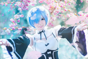 身穿女僕裝的cosplayer在櫻花樹下，花瓣飄落。 — Surface Pro 壁紙