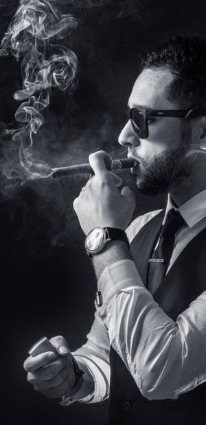 身穿西裝、戴太陽眼鏡的男子抽雪茄，煙霧繚繞 — 吸煙 壁紙