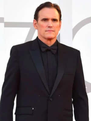 身穿黑色燕尾服和領結的男士在幾何背景的正式場合中。 — Brandon lee GIF 壁紙