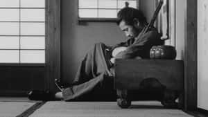 武士坐在傳統日式房間內，刀劍放在身旁。 — 武士 壁紙
