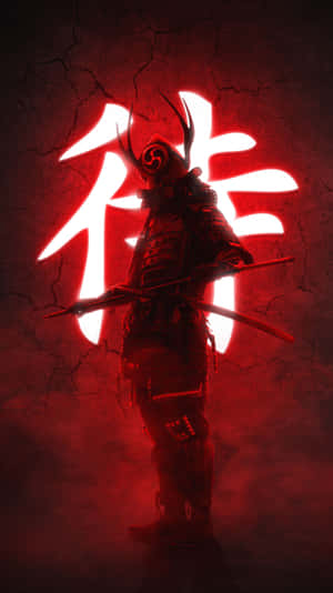 身穿暗色鎧甲的武士戰士，站在龜裂牆壁的發光紅色漢字前。 — 武士 壁紙