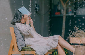 雨天在室內椅子上看書的女子。 — 雨天 壁紙