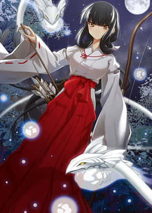 月光下與狐靈一起手持弓箭的巫女。 — 古勒比加 壁紙