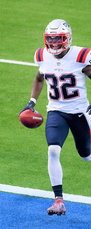 身穿愛國者隊球衣的美式足球員在球場上帶球奔跑。 — NFL 美式足球 GIF 壁紙