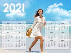身穿白色連衣裙的女性在海灘上行走，帶有2021年日曆疊加。 — 日曆 壁紙