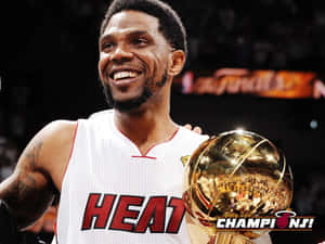 籃球運動員手持2012年NBA總冠軍獎盃，表情喜悅。 — 邁阿密熱火 壁紙