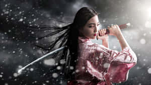 雪暴中身穿粉紅色和服手持刀的女武士。 — 日本武士 壁紙