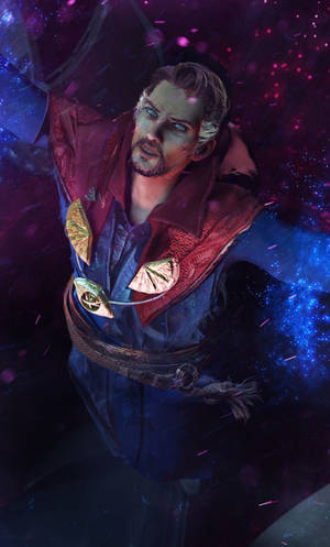 身穿宇宙長袍的奇異博士被發光粒子和星光包圍。 — 奇異博士 壁紙