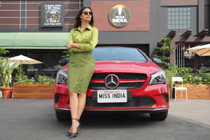 身穿綠色連衣裙的女性在帶有Miss India車牌的紅色梅賽德斯-奔馳汽車旁擺姿勢。 — 酷車 壁紙