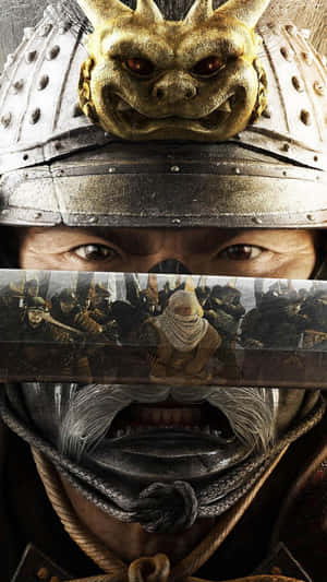 特寫一位戴著龍頭盔、刀刃反射出戰場景象的武士。 — 戰士 壁紙