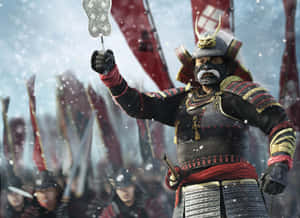 身穿精細盔甲的武士在雪地戰場上手持扇子，背景有紅色旗幟。 — 武士 壁紙