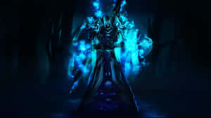身穿暗色盔甲的奇幻戰士在夜晚的陰暗森林中施放藍色魔法。 — 火龍 壁紙
