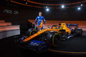 F1車手在攝影棚環境中與他的MCL34賽車合影。 — MacBook Air 15 壁紙