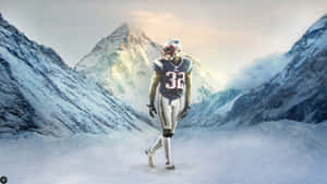 32號足球運動員在日出時走在雪山中。 — NFL 美式足球 GIF 壁紙