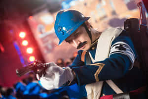身穿藍色制服的Cosplayer在活動中於舞台燈光下瞄準左輪手槍。 — 虹彩六號：圍攻行動 壁紙