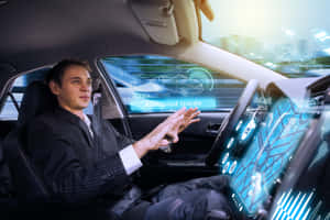 身穿西裝的男子在自動駕駛汽車中對著全息汽車控制裝置做手勢。 — Surface Pro 壁紙