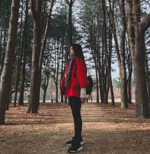 穿紅色外套的女性在落葉松林中行走 — 紅色美學 壁紙